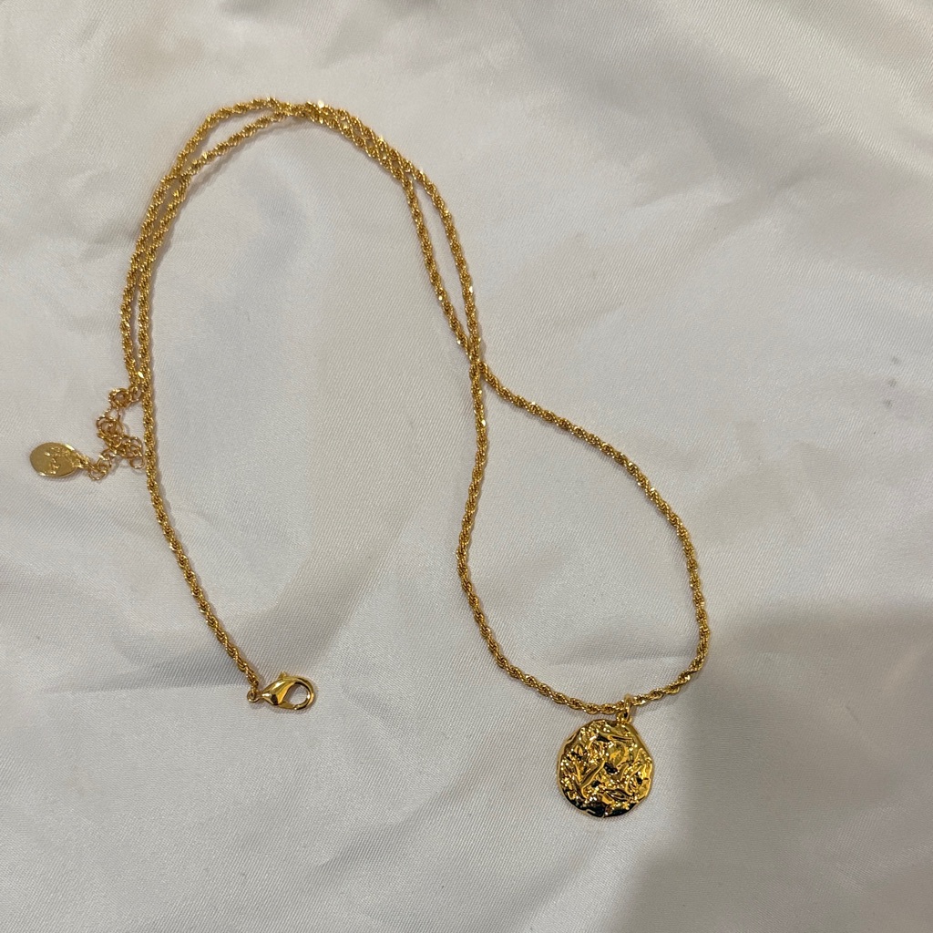 Elegant Gold Pendant Necklace 75$